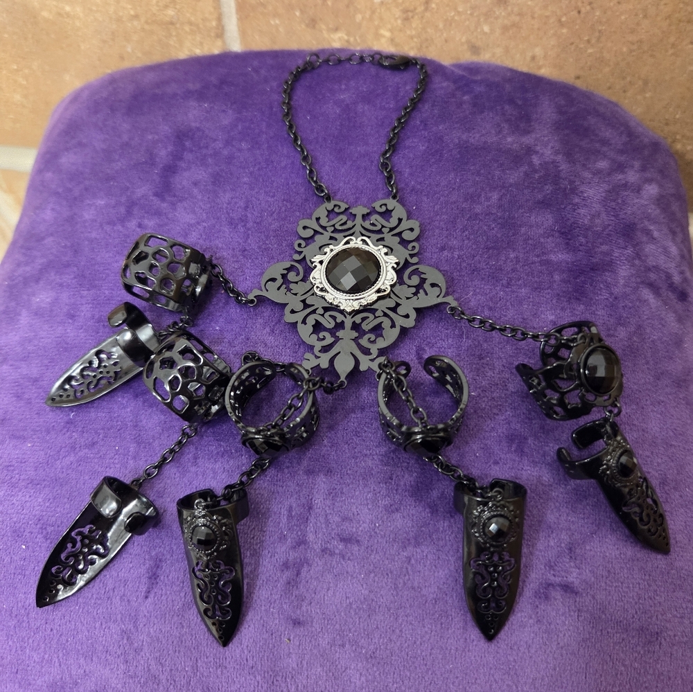 🖤 Gothic Hand Jewelry